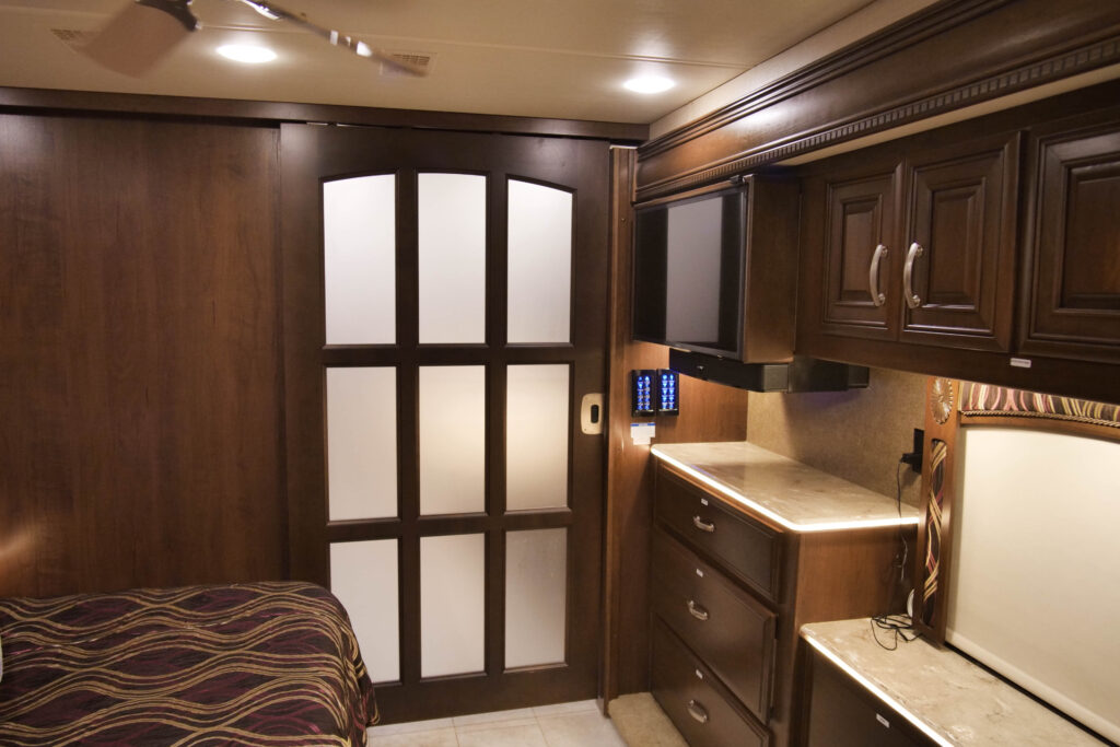 Privacy door, Features and amenities image
